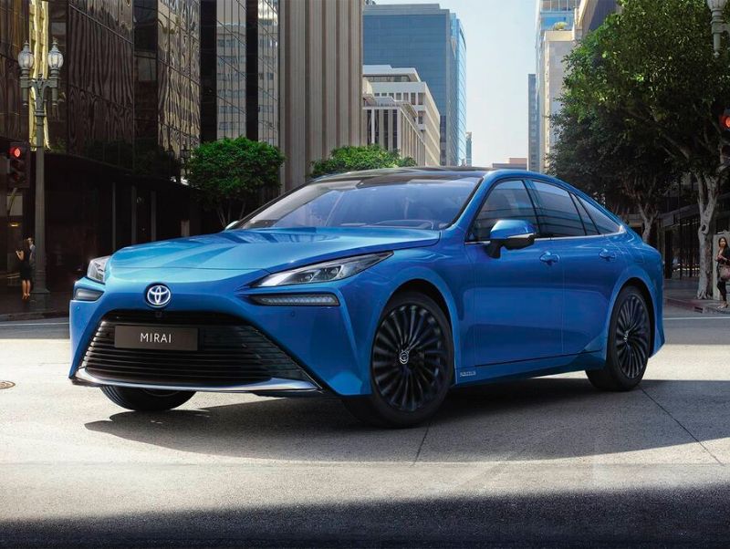 Toyota Mirai stoi na placu w mieście.