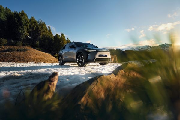 Toyota bZ4X z napędem elektrycznym w śniegu