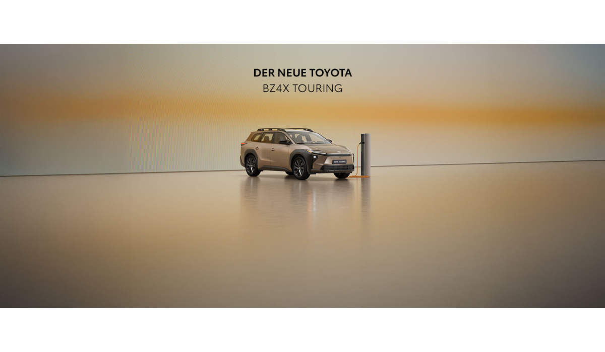 Text: Der neue Toyota bZ4X Touring. Auto steht an einer Ladesäule vor einem orange-beigem Hintergrund.