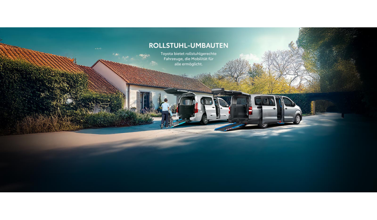 Zwei rollstuhlgerechte Toyota Autos mit ausgeklappten Rampen vor einem Wohnhaus. Eine Person schiebt einen Rollstuhl ins Fahrzeug.