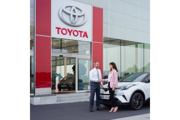 Rodzina wybierająca nowe auto w salonie Toyota