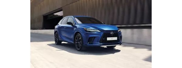 Ein blauer Lexus RX fährt an einem modernen Gebäude vorbei