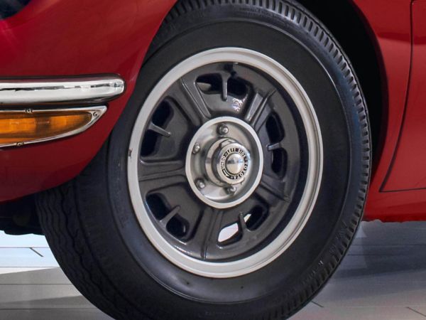 Neumáticos del Toyota 2000GT