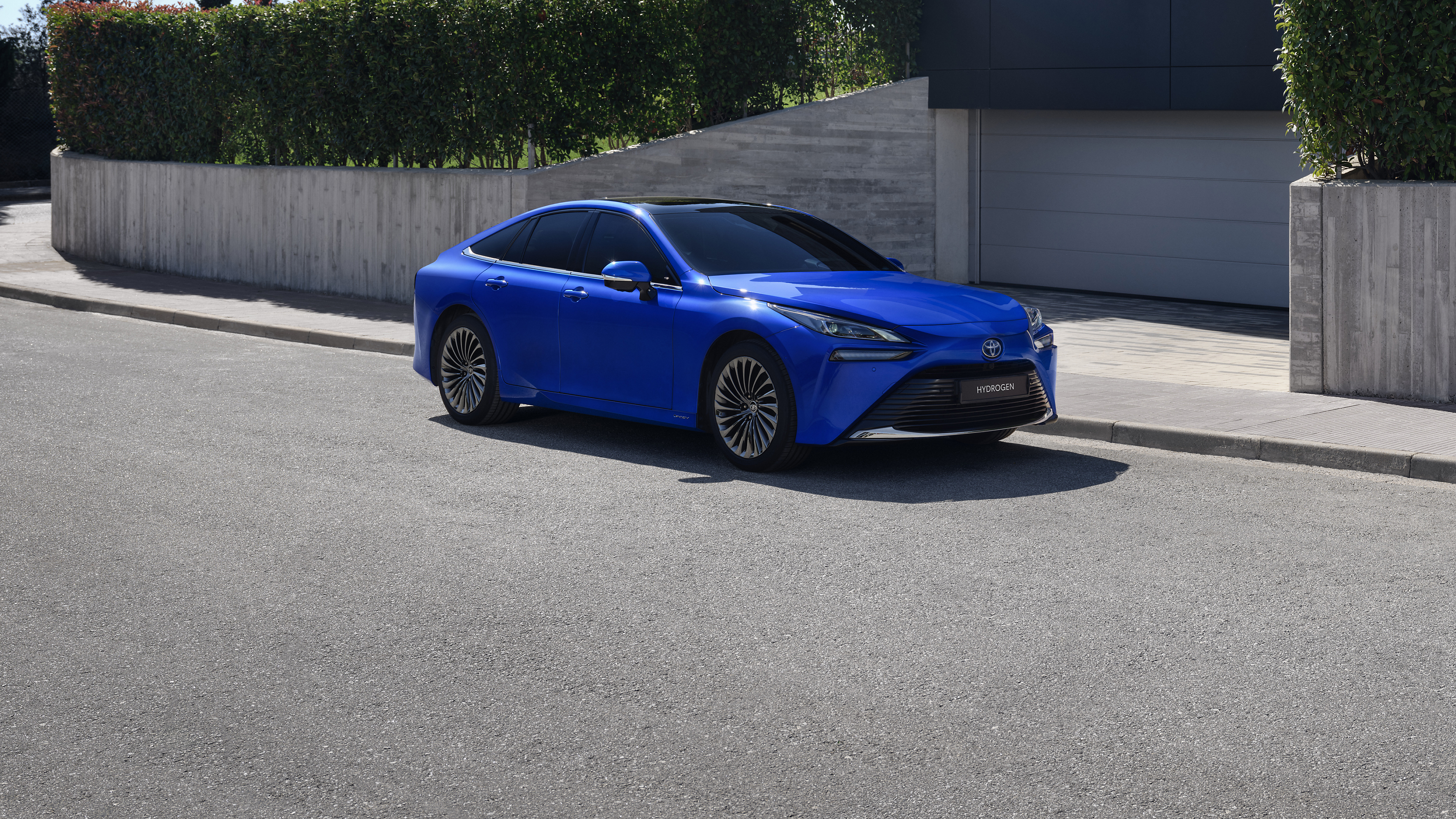 Una Toyota Mirai a celle a combustibile a idrogeno in strada