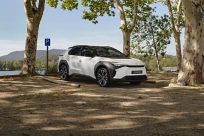 Bateriový elektromobil Toyota bZ4X v krajině