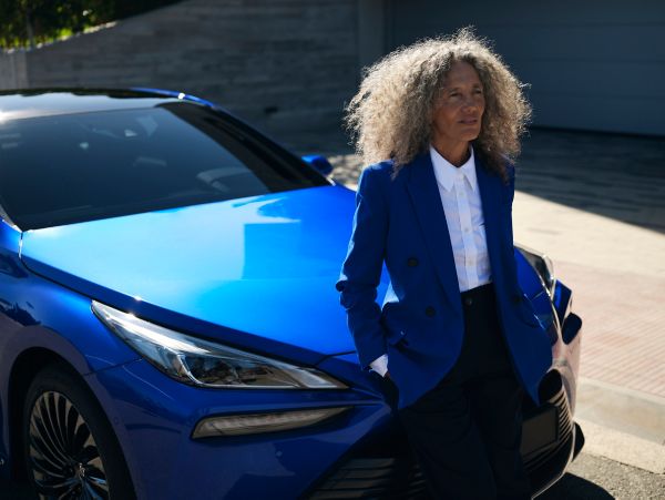 Właściciel relaksuje się w Toyocie Mirai 