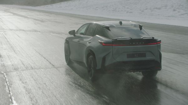 Vue trois quarts arrière d’un Lexus RZ garé