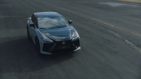 Vue trois quarts avant d’un Lexus RZ 500e garé