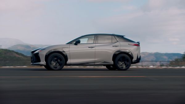 Vue latérale d’un Lexus RZ garé