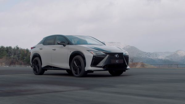Vue trois quarts avant d’un nouveau Lexus RZ garé