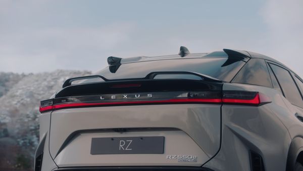 Vue trois quarts arrière en gros plan d’un Lexus RZ 500e garé