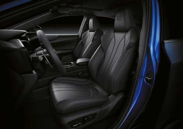 Lexus NX, interieur, voorstoelen