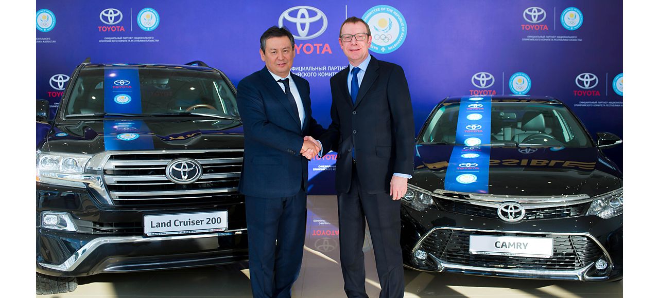 Toyota передала восемь автомобилей НОК | Toyota Казахстан