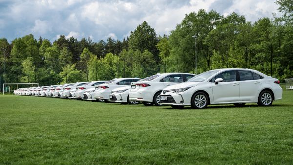 DYSTRYBUTOR INNOWACYJNYCH DACHÓW SOLARNYCH STAWIA NA HYBRYDY TOYOTY