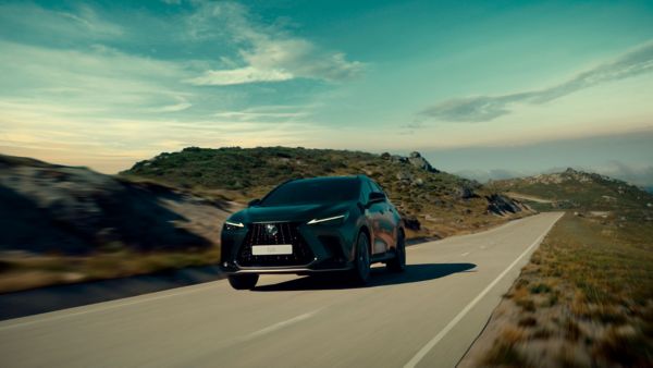 el nuevo Lexus NX se presenta junto con la icónica cancion de Donna Summer