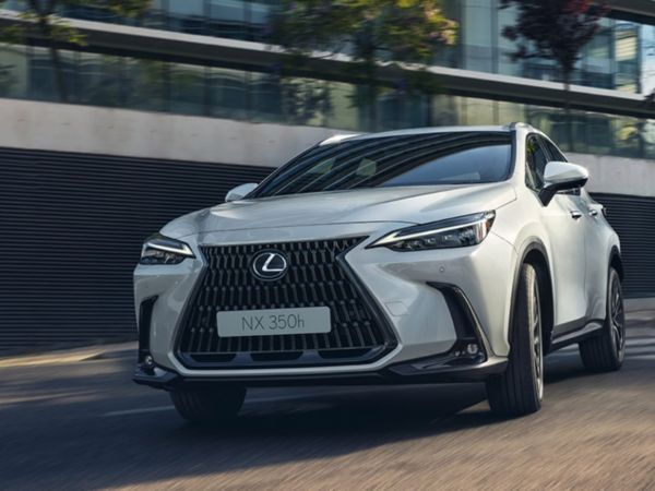 Ein Lexus NX beim Fahren um eine Kurve