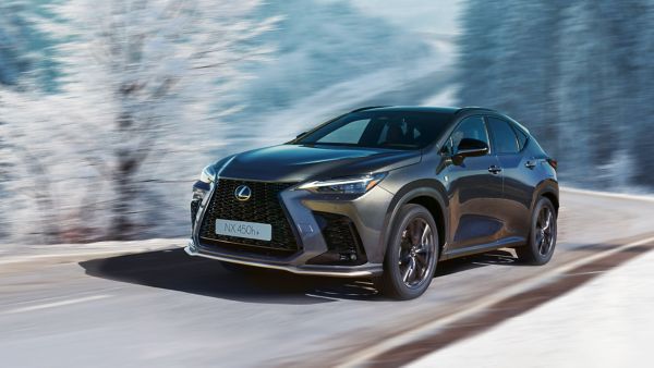 Ein eleganter silberner Lexus SUV fährt auf einer verschneiten Straße