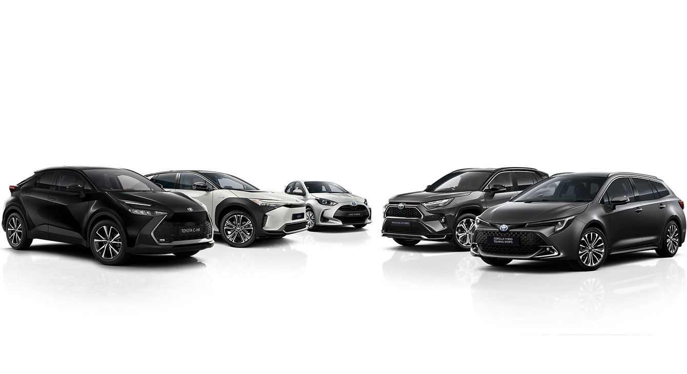 3 SUVs und 2 Kompaktwagen von Toyota stehen nebeneinander und präsentieren die Vielfalt der Toyota Wagenpalette.
