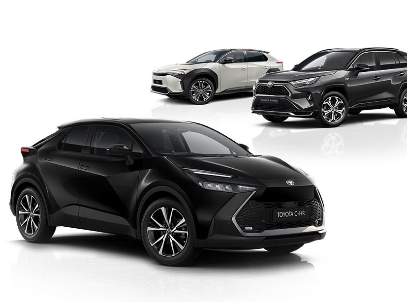 3 SUVs und 2 Kompaktwagen von Toyota stehen nebeneinander und präsentieren die Vielfalt der Toyota Wagenpalette