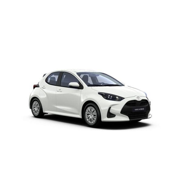Ein weißer Toyota Yaris Comfort Hybrid in diagonaler Frontansicht vor einem weißen Hintergrund