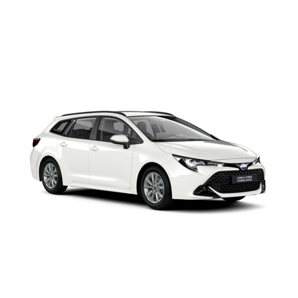 Ein weißer Toyota Corolla Touring Sports Comfort Hybrid in diagonaler Frontansicht vor einem weißen Hintergrund