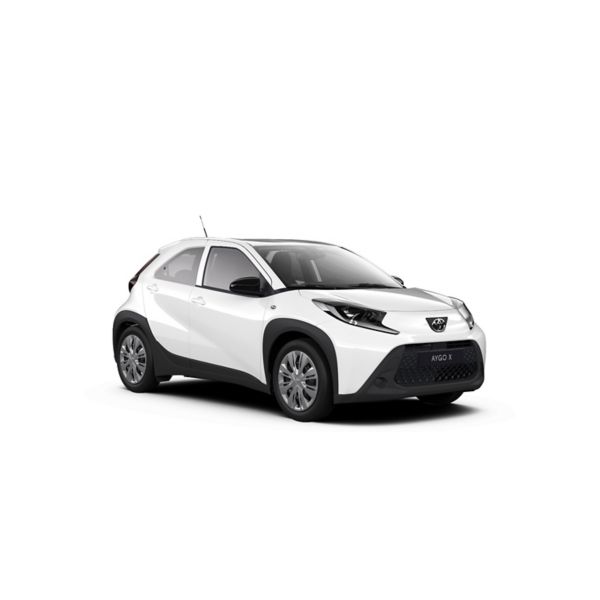 Ein weißer Toyota Aygo X in einer diagonalen Frontansicht vor einem weißen Hintergrund