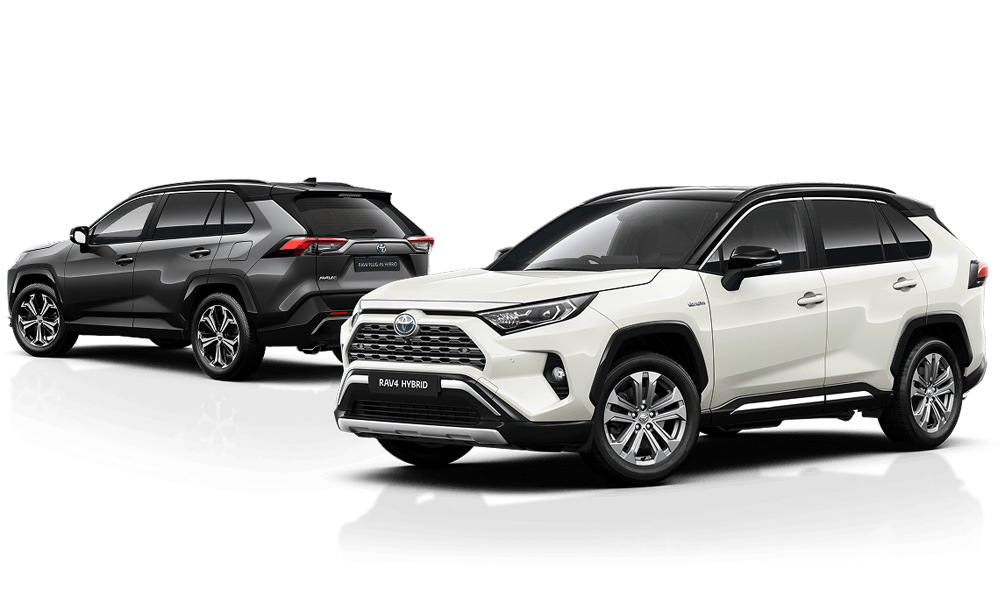 Ein weißer Toyota RAV4 steht vor neutralem Hintergrund, dahinter steht ein grauer RAV4 an einer Ladesäule