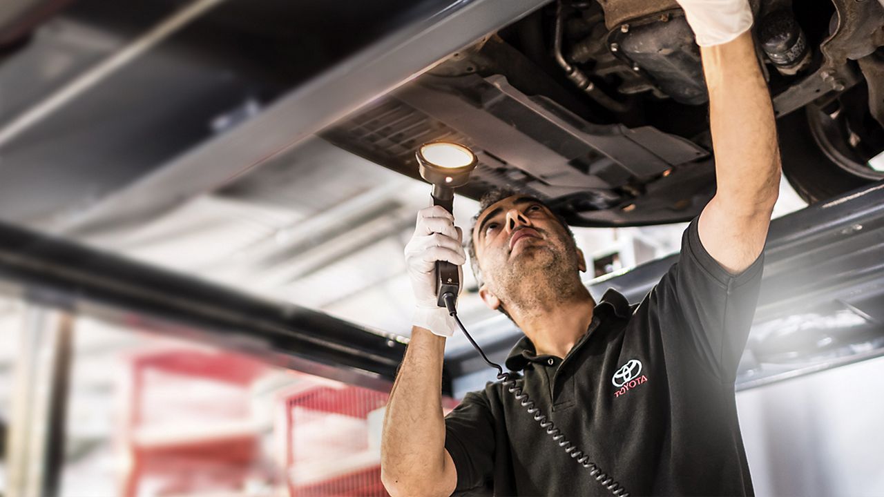 L'entretien de votre Toyota, inspection du dessous de la voiture par un expert Toyota