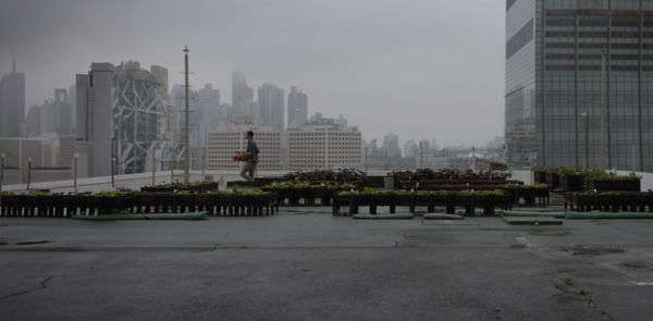 Pol Fabegra schaut auf die diesige Skyline von Hong Kong