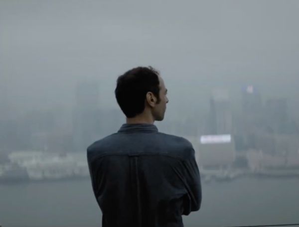 Pol Fabegra schaut auf die diesige Skyline von Hong Kong