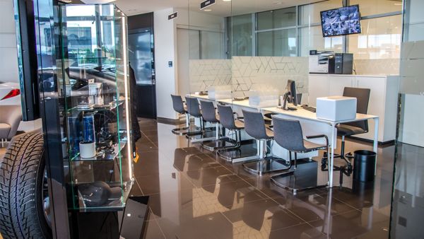Salon Lexus Poznań wnętrze