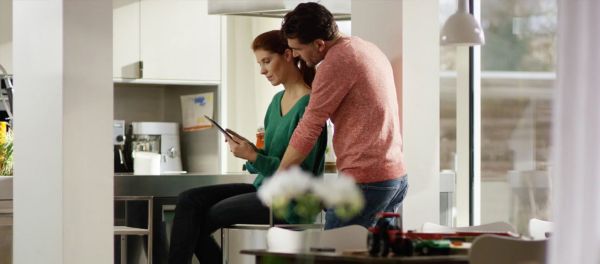 Couple qui consulte le prix des assurances auto sur internet