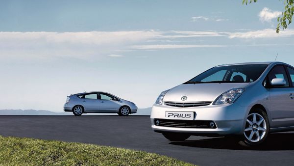 два сиви Prius