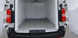 Prázdný chladicí prostor dodávky s otevřenými dveřmi.