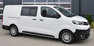 Bílý dodávkový vůz Toyota Proace City.