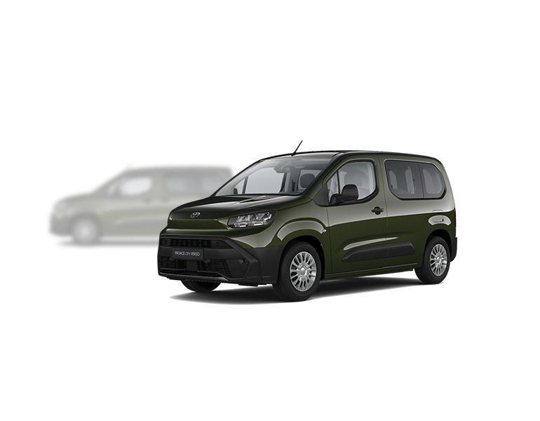 Dunkel grüner Toyota Proace City Verso steht diagonal zur Kamera, im Hintergrund ist unscharf ein dunkler Proace City Verso zu erkennen