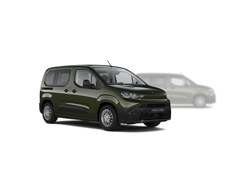 Dunkel grüner Toyota Proace City Verso steht diagonal zur Kamera, im Hintergrund ist unscharf ein dunkler Proace City Verso zu erkennen