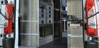 Vnitřek dodávky s vybavením a policemi.