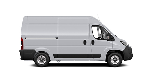 Ein weißer Proace Max Duty steht seitlich auf transparentem Hintergrund