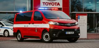 Červená záchranná dodávka Toyota Proace před autosalonem Toyota.