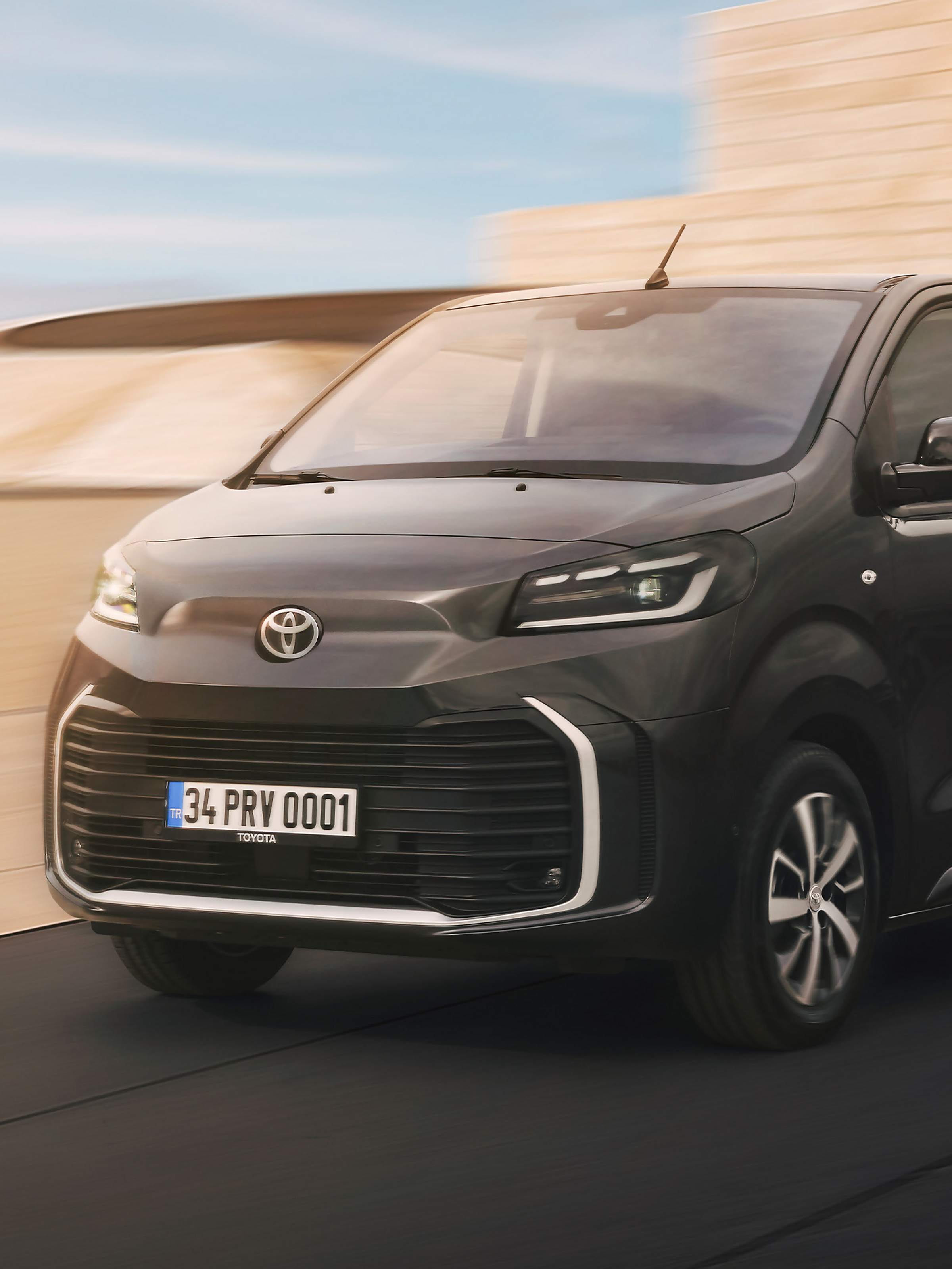 Park halinde Yeni Proace Cargo ve Yeni Proace Verso