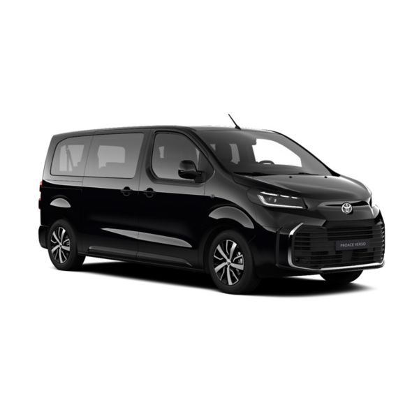 Ein schwarzer Toyota Proace Verso Teamplayer in diagonaler Frontansicht vor einem weißen Hintergrund.