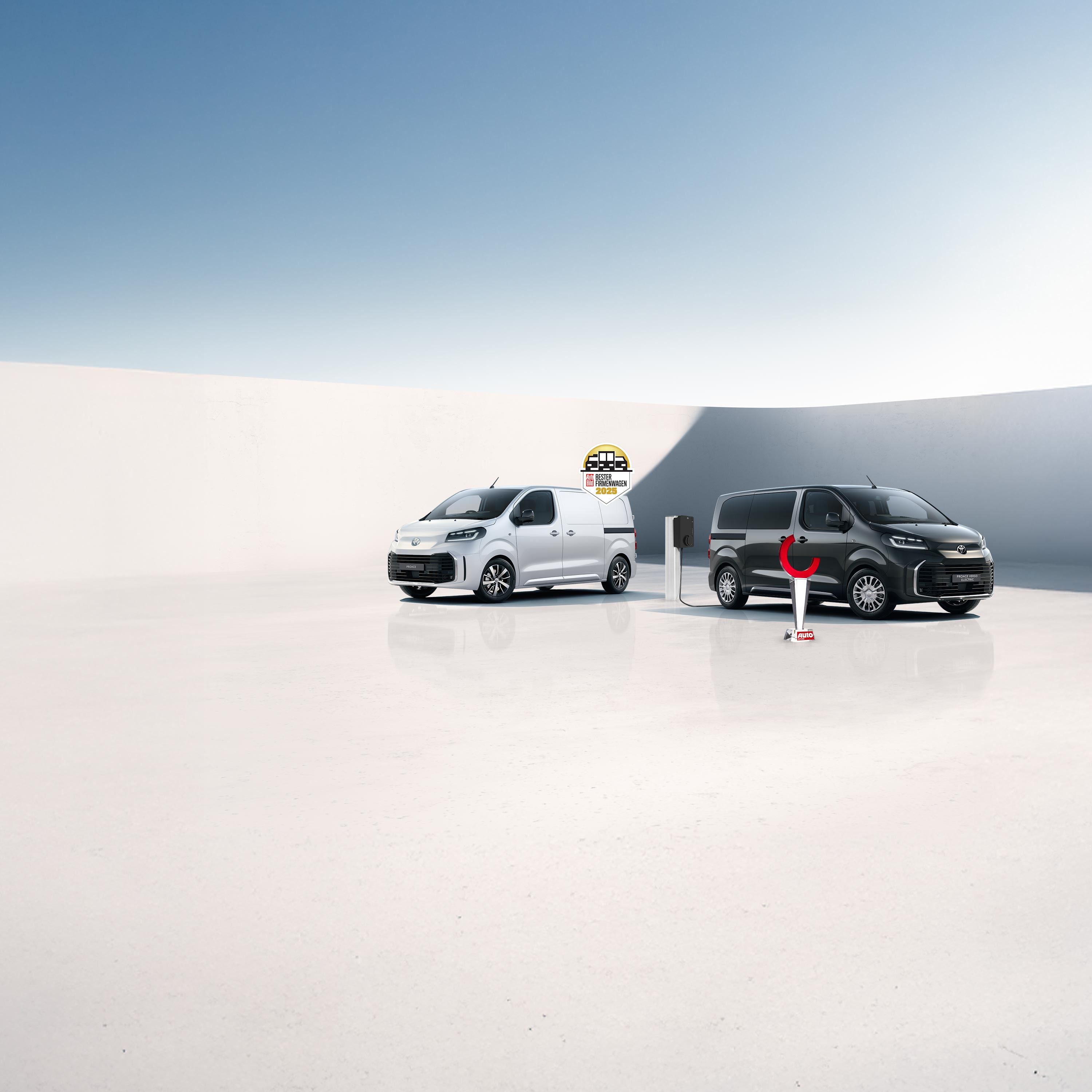 Silberner Toyota Elektro-SUV steht unter einem Carport an einer Wallbox und lädt.