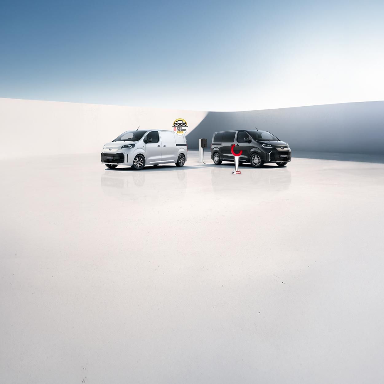 Silberner Toyota Elektro-SUV steht unter einem Carport an einer Wallbox und lädt.