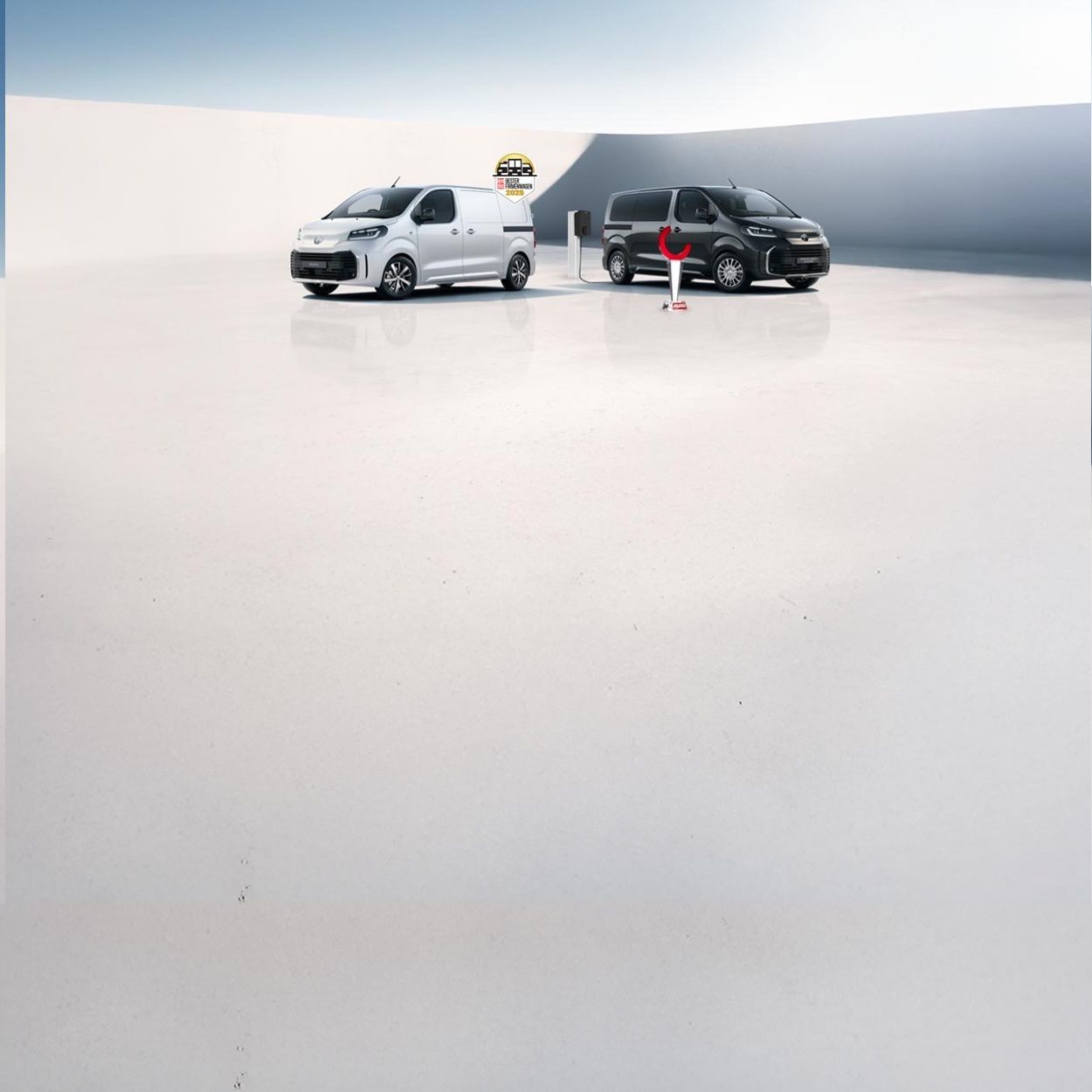 Silberner Toyota Elektro-SUV steht unter einem Carport an einer Wallbox und lädt.