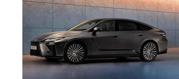 Profil boczny samochodu nowego Lexus ES