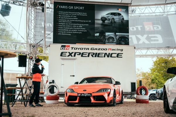 Toyota Supra in einem Eventzelt, darüber steht Toyota Gazoo Racing Experience