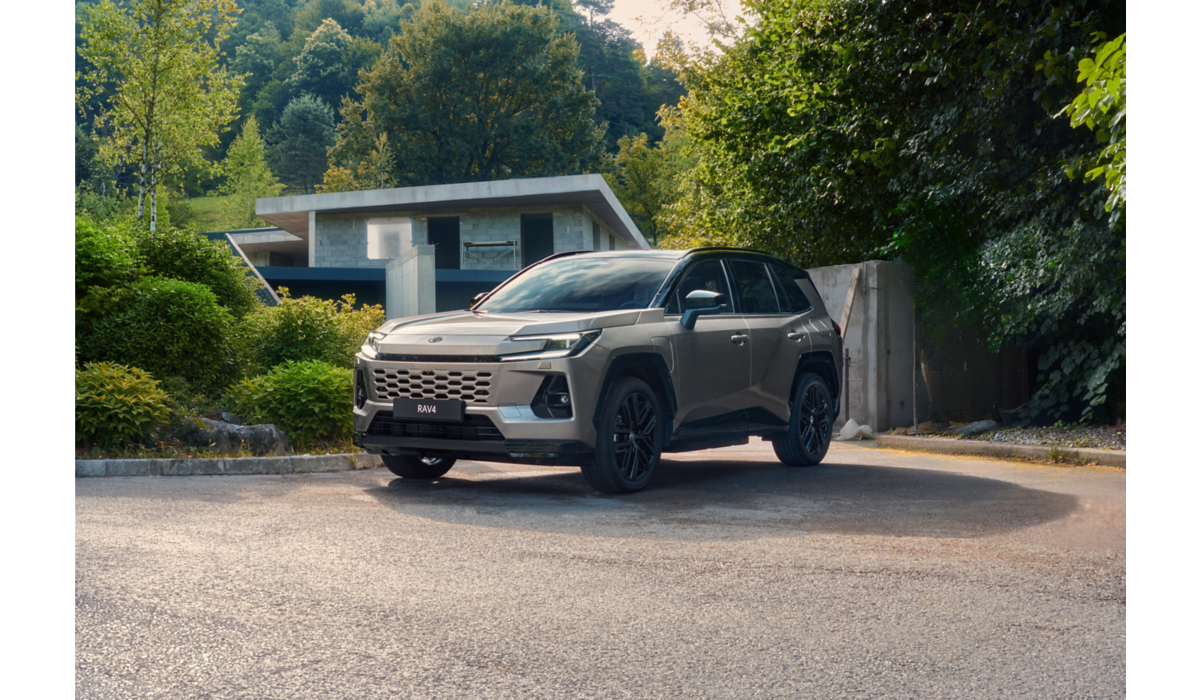 RAV4 fyrir utan heimili