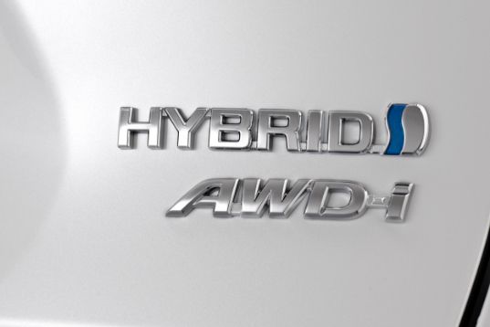 Značka hybridního vozu s pohonem všech kol.