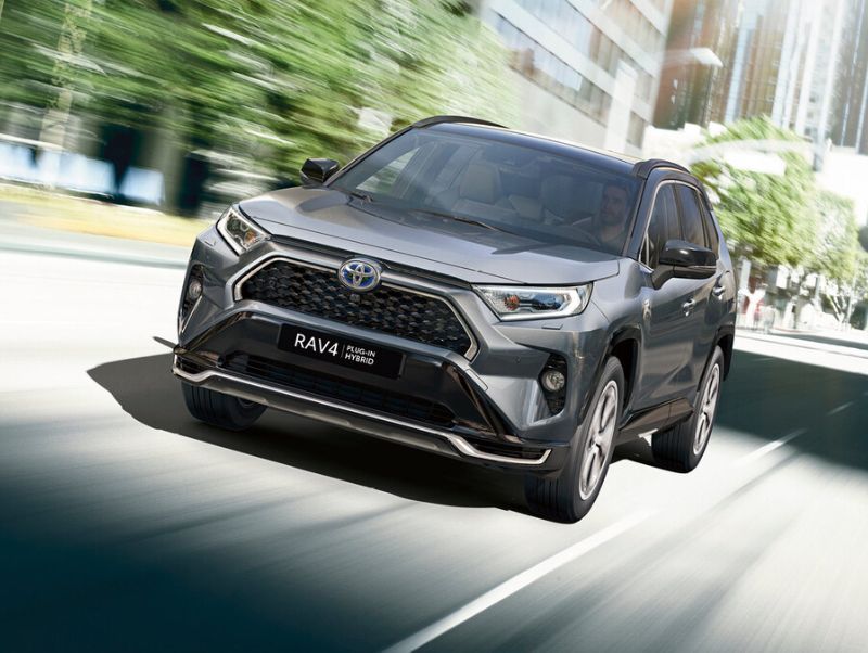 Toyota RAV4 Plug-in Hybrid jedzie ulicą w mieście.